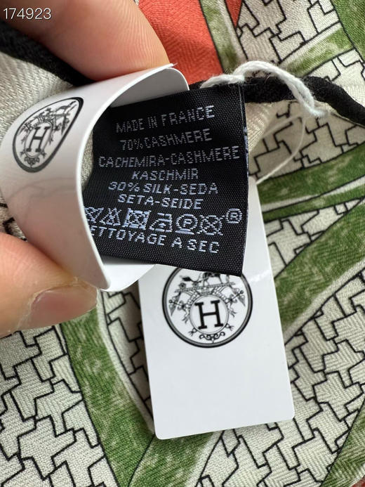 爱马仕大方巾。140*140。  粉色。灰色。蓝色。 黄色。橙色。自己备注颜色。 商品图2