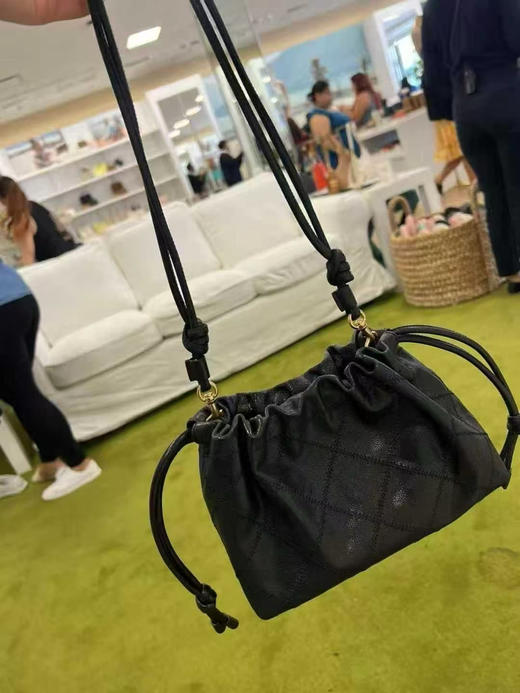 这只超好看🧸黑5折上折，只要¥1850直邮到手ToryBurch willa小号云朵包Drawstring Bag，拉绳＋磁扣设计， 皮质触感如"云朵”般柔软，🉑单肩 🉑斜挎 商品图3