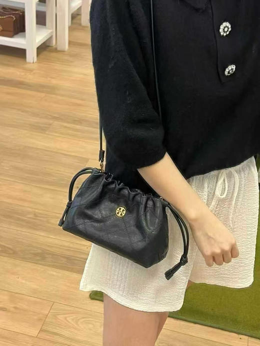 这只超好看🧸黑5折上折，只要¥1850直邮到手ToryBurch willa小号云朵包Drawstring Bag，拉绳＋磁扣设计， 皮质触感如"云朵”般柔软，🉑单肩 🉑斜挎 商品图6