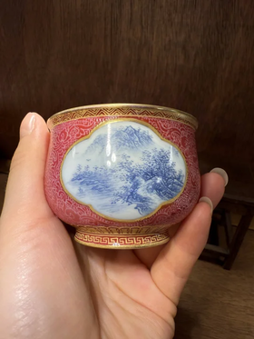 胭脂红描金开窗青花山水杯