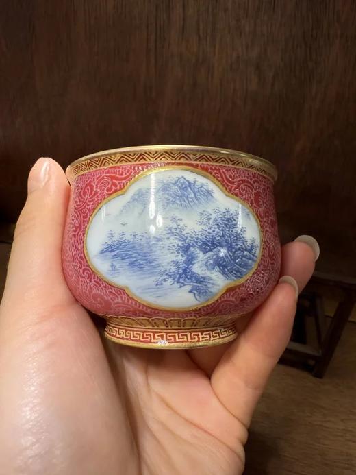 胭脂红描金开窗青花山水杯 商品图0