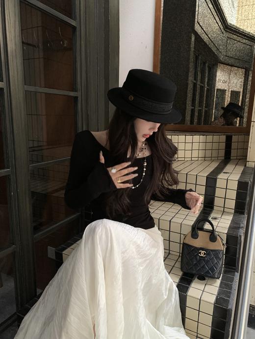 Read Nameless /心机露背黑色打底衫+浪漫肌理人丝白色半裙 2025/11/10 商品图9