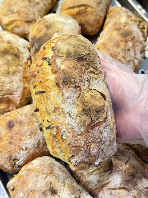 鸡枞菌恰巴塔（无油无糖无鸡蛋无牛奶版
鸡枞菌是云南的一种菌菇；咸香口带着一点点辣味儿的鸡枞菌和恰巴塔特有的胶质感面包体搭配在一起，真的会让人一口惊艳！！
“嗯？和想象中的味道不一样，好好吃啊！！） 商品图2