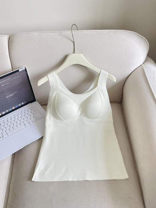 🔥【自带一体胸垫 免穿bra】诗慕小姐 秋冬暖绒保暖背心3771款👏 🌱自带胸垫设计！❣️内里磨毛材质 🌱宽肩带修饰肩颈线条，有效遮副乳 商品图4