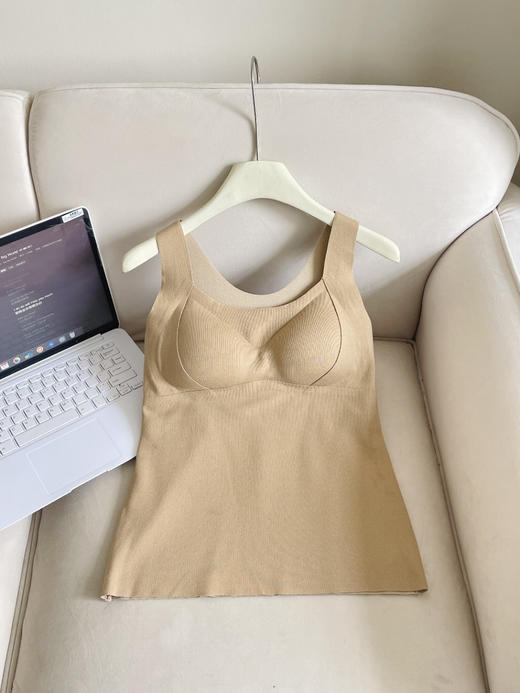 🔥【自带一体胸垫 免穿bra】诗慕小姐 秋冬暖绒保暖背心3771款👏 🌱自带胸垫设计！❣️内里磨毛材质 🌱宽肩带修饰肩颈线条，有效遮副乳 商品图5