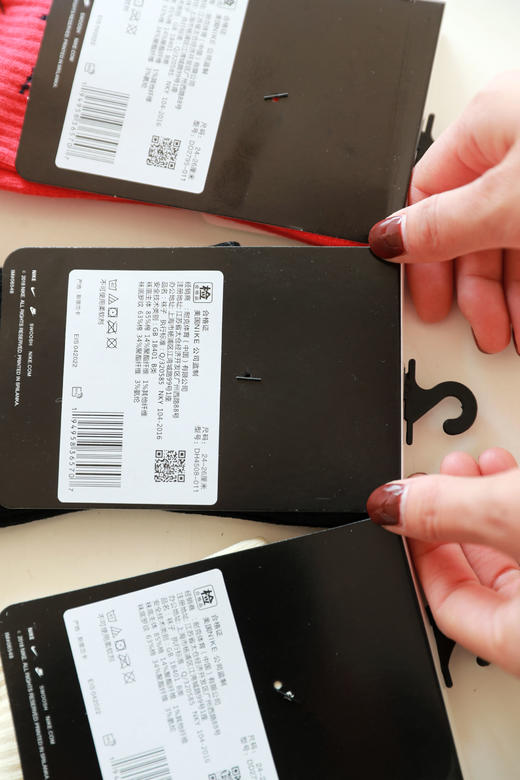 双色拼接+软支撑加固，户外字母提花运动袜原包装中筒袜子C111068 商品图2