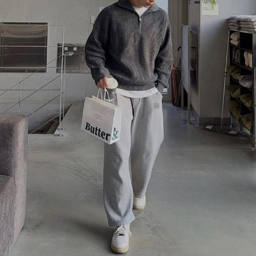 BASICLIVE  男士虎头刺绣直筒加绒卫裤 420G一体加绒针织棉，外层紧密防风，内里细腻保暖；立体剪裁，廓形干净利落，上身尽显型男品格 商品图8