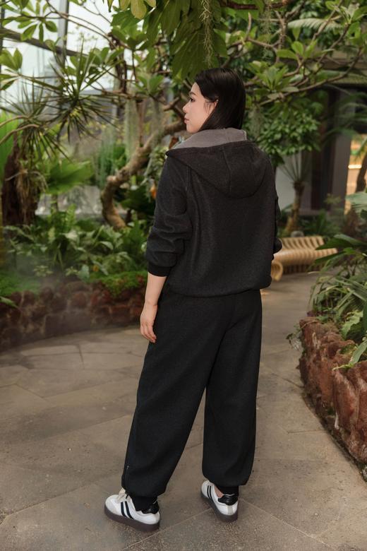 一套现货！今日发货【羊毛混纺 休闲保暖套装】秋冬不用想穿搭，一套搞定！深灰色系列，版型正显瘦休闲外套，正肩休闲外套，非常显瘦！搭配松紧裤脚下装，一整套休闲松弛到不行 商品图4