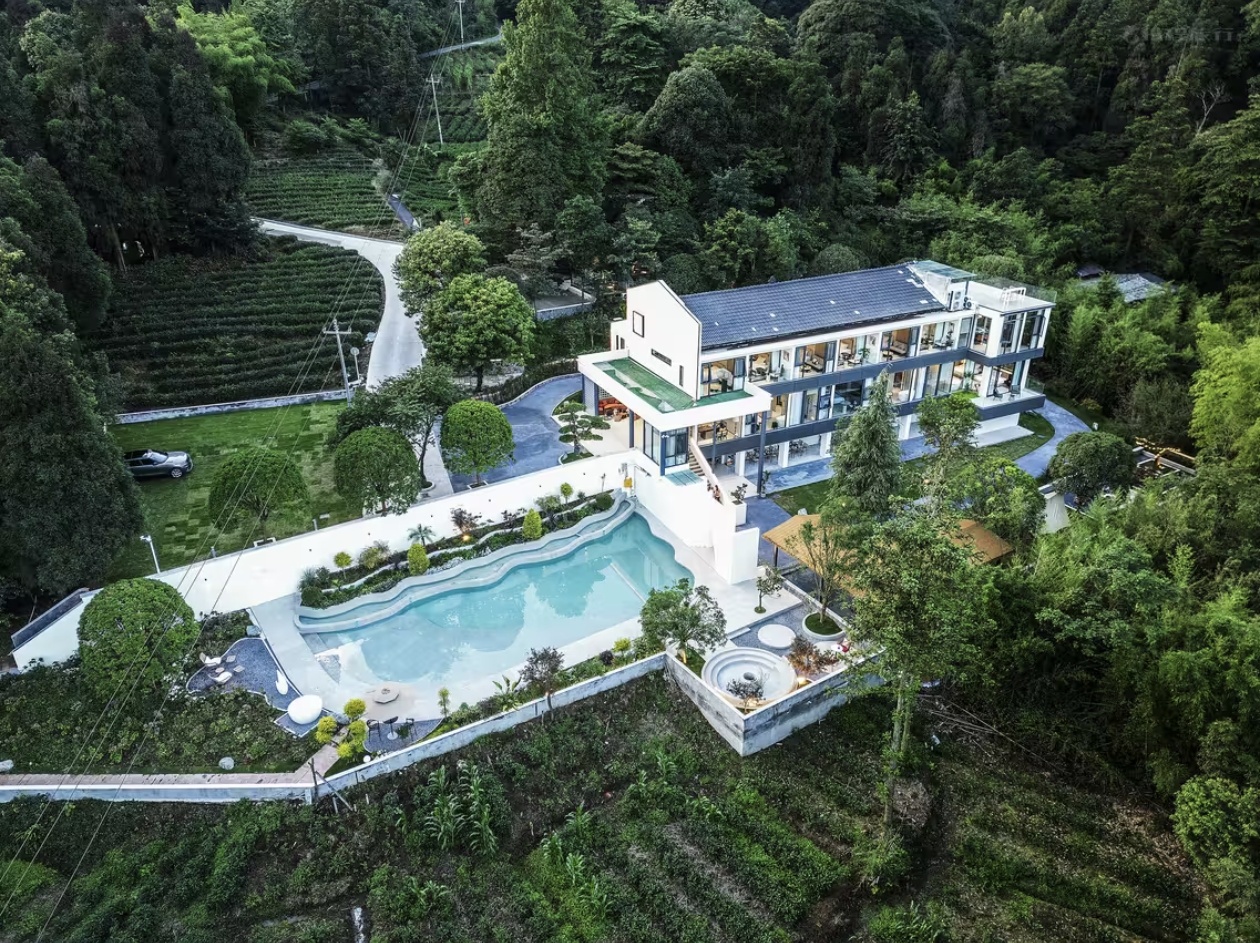 下单填写订房信息或联系客服预约【天台山青渡民宿】599抢浴缸/观景/庭院私汤房1晚，含双人早餐＋天台山徒步票2张，徒步赏秋、赢奖牌，解锁山林浪漫~