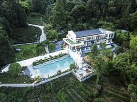 下单填写订房信息或联系客服预约【天台山青渡民宿】599抢浴缸/观景/庭院私汤房1晚，含双人早餐＋天台山徒步票2张，徒步赏秋、赢奖牌，解锁山林浪漫~