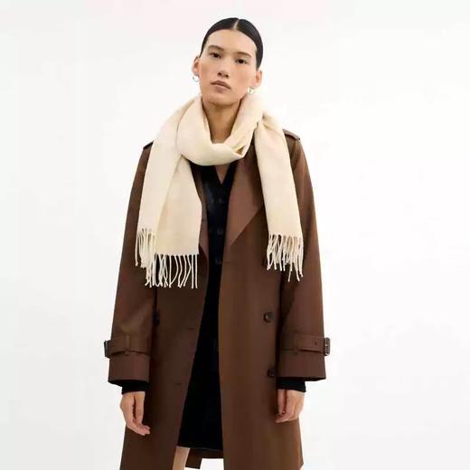 奥莱仓发货【COACH经典羊毛流苏围巾】，绵羊毛+山羊绒黄金配比，云朵般舒适柔软，触感软fufu；经典双C设计，百搭不挑人，从通勤到约会都能轻松驾驭；可当披肩、围巾、盖毯，超实用  。配礼盒包装。 商品图1