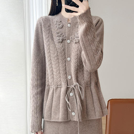 「自」全新升级【铂金会员339/天猫459/差价120】(64708)洛诗琳100%丝光羊毛针织开衫2025秋冬扭花腰绳设计收腰毛衣 商品图4