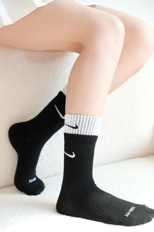 双色拼接+软支撑加固，户外字母提花运动袜原包装中筒袜子C111068 商品图9