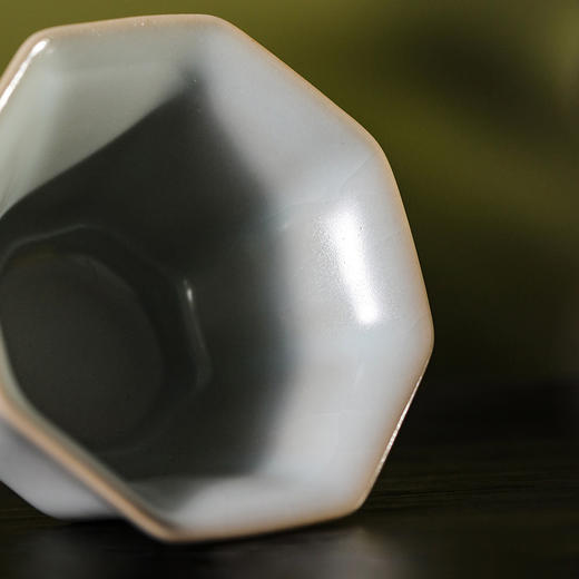 问鼎汝瓷复刻款月白八方杯 商品图4