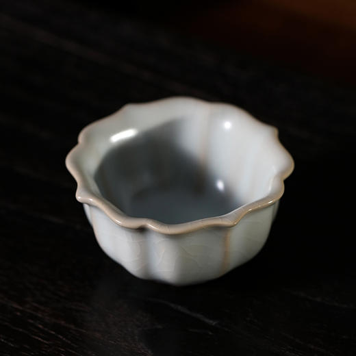 问鼎汝瓷复刻款月白宝相杯 商品图4