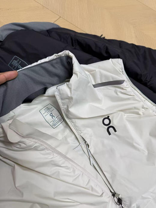原单正品 ON昂跑羽绒棉轻薄马甲，面料采用了On品牌标志性的高性能防风防泼水科技，触感细腻且富有弹性。 商品图6