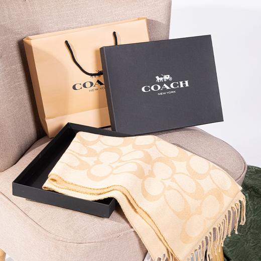 奥莱仓发货【COACH经典羊毛流苏围巾】，绵羊毛+山羊绒黄金配比，云朵般舒适柔软，触感软fufu；经典双C设计，百搭不挑人，从通勤到约会都能轻松驾驭；可当披肩、围巾、盖毯，超实用  。配礼盒包装。 商品图6