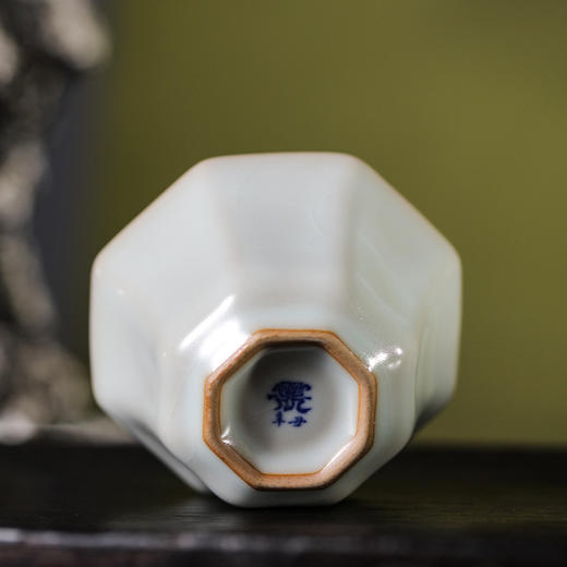 问鼎汝瓷复刻款月白八方杯 商品图3