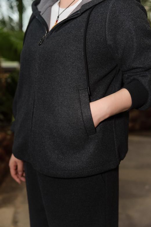 一套现货！今日发货【羊毛混纺 休闲保暖套装】秋冬不用想穿搭，一套搞定！深灰色系列，版型正显瘦休闲外套，正肩休闲外套，非常显瘦！搭配松紧裤脚下装，一整套休闲松弛到不行 商品图6