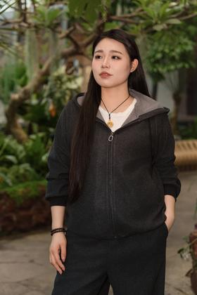 一套现货！今日发货【羊毛混纺 休闲保暖套装】秋冬不用想穿搭，一套搞定！深灰色系列，版型正显瘦休闲外套，正肩休闲外套，非常显瘦！搭配松紧裤脚下装，一整套休闲松弛到不行