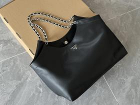 普拉达  秋冬王炸包包，黑银大托特谁见谁爱！ （ZB*PLD）