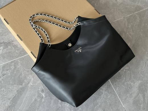 普拉达  秋冬王炸包包，黑银大托特谁见谁爱！ （ZB*PLD） 商品图0