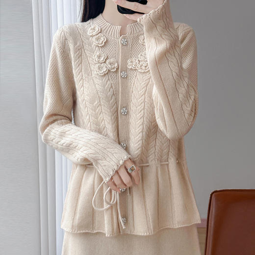 「自」全新升级【铂金会员339/天猫459/差价120】(64708)洛诗琳100%丝光羊毛针织开衫2025秋冬扭花腰绳设计收腰毛衣 商品图3