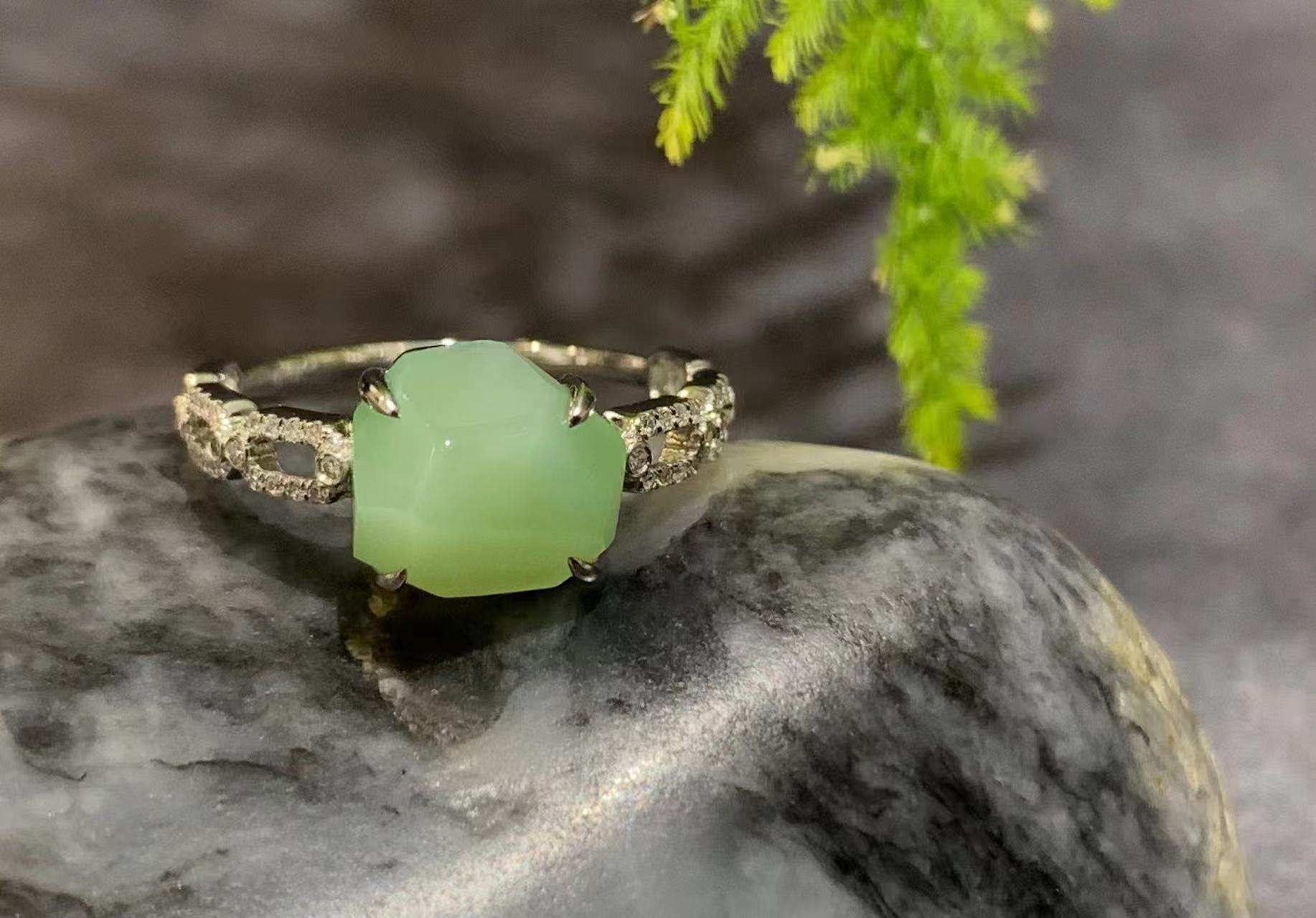 【御珠宫坊】新疆黑羊洞金镶碧玉戒指