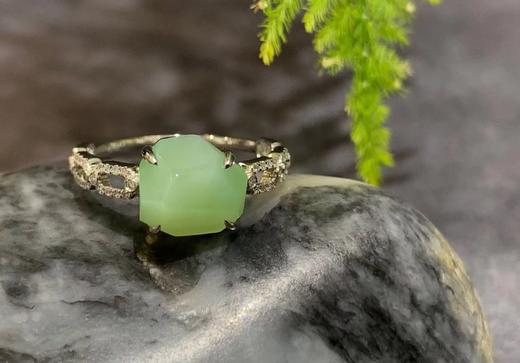 【御珠宫坊】新疆黑羊洞金镶碧玉戒指 商品图0