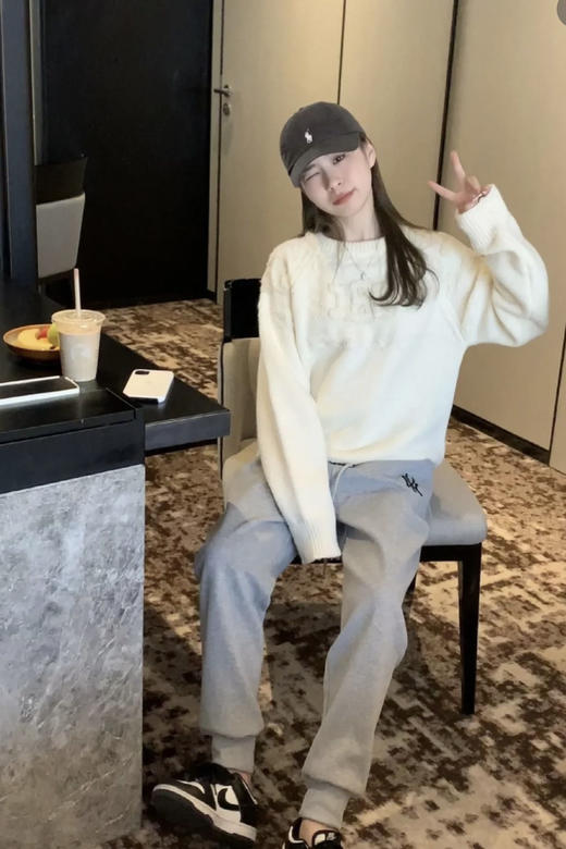 【MY情侣加绒休闲卫裤】将经典美式与现代都市风格完美融合‼ 一裤在手，天下我有”防风加厚无惧严寒 这就是秋冬标配神裤❗让风度和温度陪伴你过冬 -XMRJ 商品图1