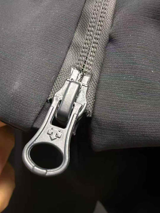 原单正品黑标迪桑特冲锋衣加绒软壳｜无畏风雨，畅享运动|男士防水透湿加绒夹克】
尺码：M L XL XXL XXXL
原价2190 商品图7