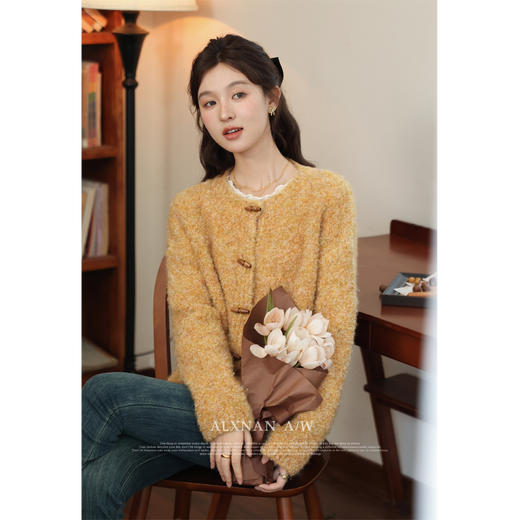 鹿向南「小熊松栗」姜黄色短款盘扣开衫毛衣外套女秋冬高级感上衣 商品图1