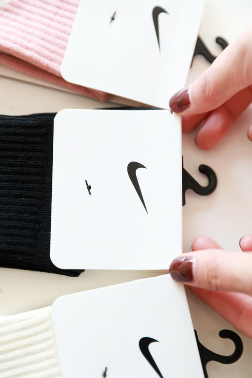 双色拼接+软支撑加固，户外字母提花运动袜原包装中筒袜子C111068 商品图1