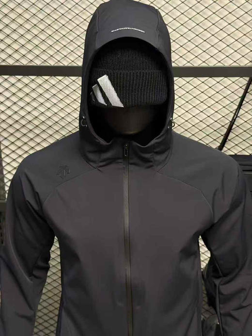 原单正品黑标迪桑特冲锋衣加绒软壳｜无畏风雨，畅享运动|男士防水透湿加绒夹克】
尺码：M L XL XXL XXXL
原价2190 商品图2