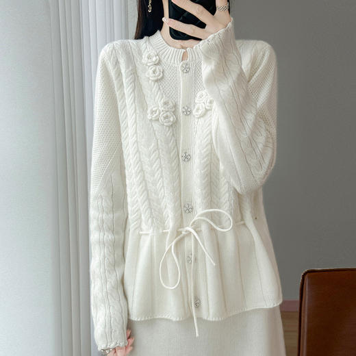 「自」全新升级【铂金会员339/天猫459/差价120】(64708)洛诗琳100%丝光羊毛针织开衫2025秋冬扭花腰绳设计收腰毛衣 商品图2