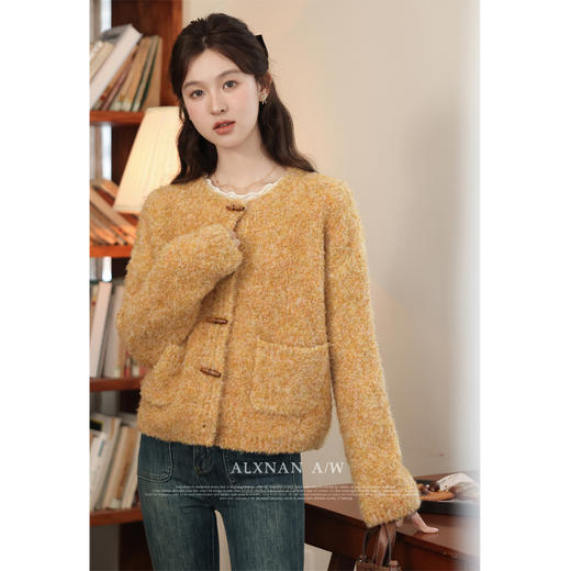 鹿向南「小熊松栗」姜黄色短款盘扣开衫毛衣外套女秋冬高级感上衣 商品图3