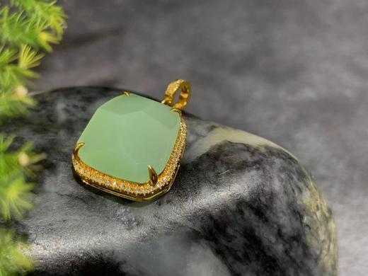 【御珠宫坊】新疆黑羊洞金镶碧玉吊坠 商品图1