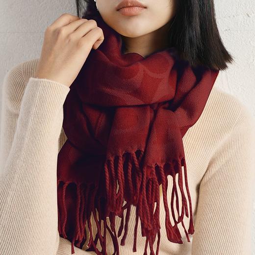 奥莱仓发货【COACH经典羊毛流苏围巾】，绵羊毛+山羊绒黄金配比，云朵般舒适柔软，触感软fufu；经典双C设计，百搭不挑人，从通勤到约会都能轻松驾驭；可当披肩、围巾、盖毯，超实用  。配礼盒包装。 商品图4