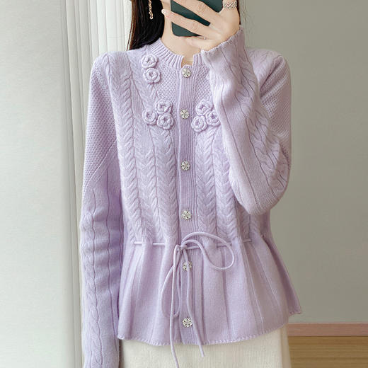 「自」全新升级【铂金会员339/天猫459/差价120】(64708)洛诗琳100%丝光羊毛针织开衫2025秋冬扭花腰绳设计收腰毛衣 商品图1