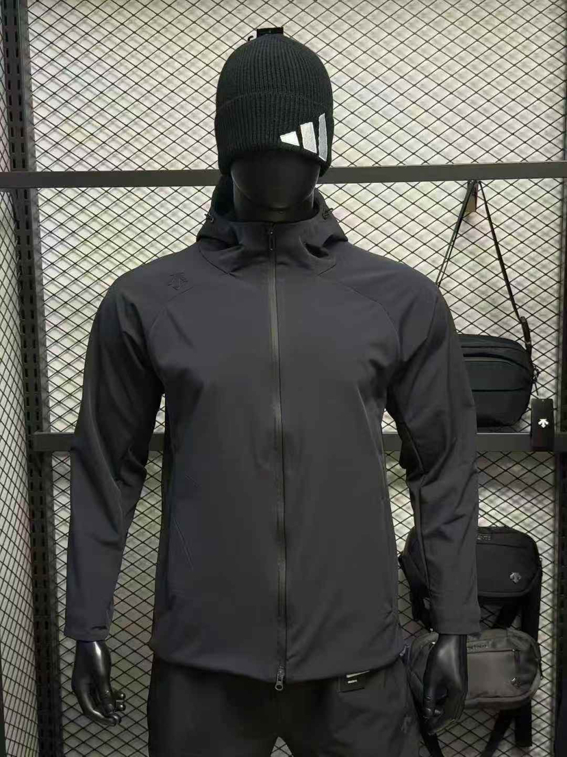 原单正品黑标迪桑特冲锋衣加绒软壳｜无畏风雨，畅享运动|男士防水透湿加绒夹克】
尺码：M L XL XXL XXXL
原价2190