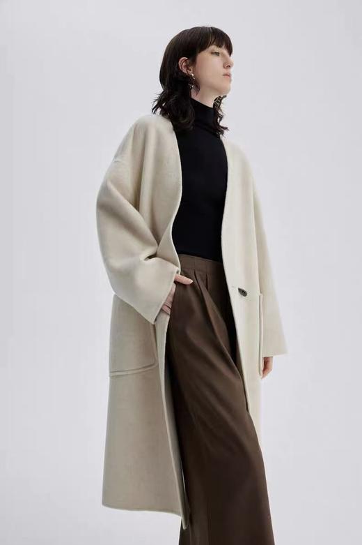 赠送围巾【轻奢双面尼】2522-01（羊毛➕天丝）高级感气质牛角扣廓形双面尼大衣-喜出 商品图3