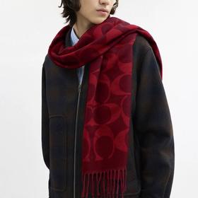 奥莱仓发货【COACH经典羊毛流苏围巾】，绵羊毛+山羊绒黄金配比，云朵般舒适柔软，触感软fufu；经典双C设计，百搭不挑人，从通勤到约会都能轻松驾驭；可当披肩、围巾、盖毯，超实用  。配礼盒包装。