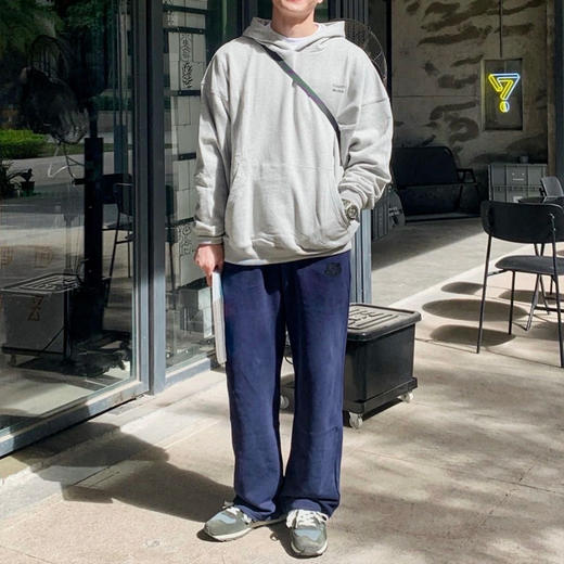 BASICLIVE  男士虎头刺绣直筒加绒卫裤 420G一体加绒针织棉，外层紧密防风，内里细腻保暖；立体剪裁，廓形干净利落，上身尽显型男品格 商品图1