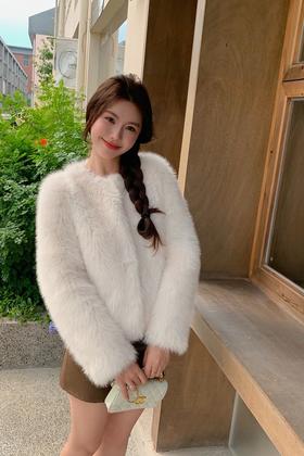 SIA SAYLOR 白色毛绒绒简约休闲短款外套 21315