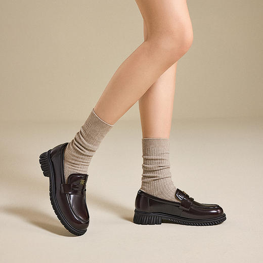 千百度漆皮厚底乐福鞋女黑色小皮鞋通勤增高深口单鞋A25463108 商品图4