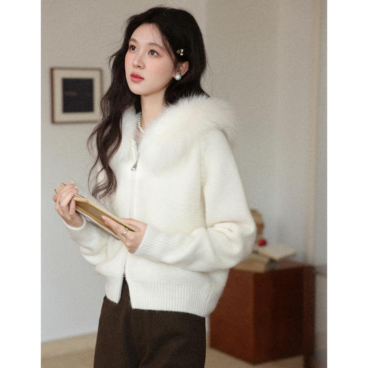 鹿向南「白璧无瑕」杏色狐狸毛领毛衣女冬新款连帽长袖针织衫上衣 商品图1