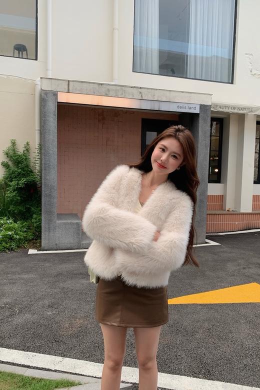 SIA SAYLOR 白色毛绒绒简约休闲短款外套 21315 商品图1