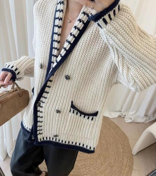 D111135设计感奶茶色双排扣外套女新款宽松复古撞色针织开衫 商品图3