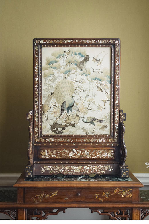 【已售】独角鹿西洋古董 1900年代清末出品木框螺钿镶嵌「屏开富贵」主题粤绣插屏 商品图2