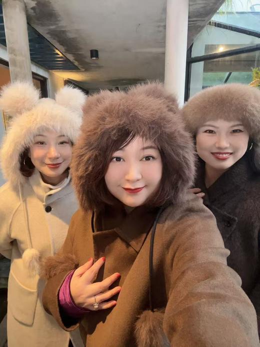 一周发货【羊绒羊毛披肩&帽子】花姐、主播同款猫咪帽，带帽羊毛大披肩、闪珠片羊毛大披肩，披肩都是多种用法用途，超大尺寸！红色后中长70   ，黑色后中长60，咖色后中长75 商品图0